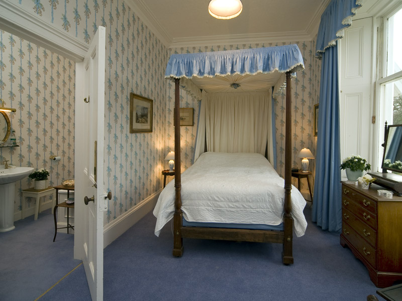 Double room with four poster bed